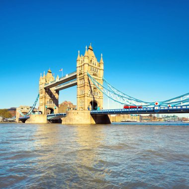 Tower Bridge, Londra, İngiltere, parlak güneşli bir günde