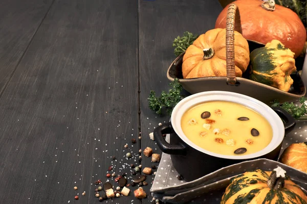 Soupe Crème Citrouille Dans Une Casserole Céramique Sombre Sur Fond — Photo