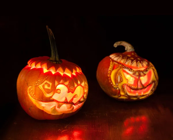 Halloween Pompoenen Met Kaarsen Binnen Zwarte Achtergrond — Stockfoto
