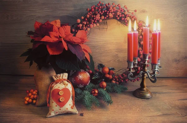 Biglietto Auguri Natalizio Con Candele Albero Natale Decorato Tavolo Legno — Foto Stock