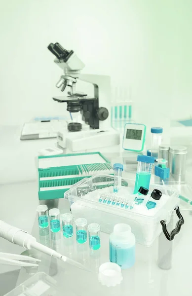 Fundo Científico Com Amostras Pipeta Cesta Gelo Microscópio Cinza Azul — Fotografia de Stock