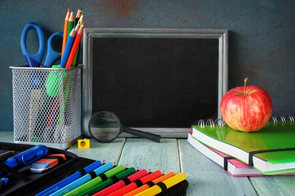 Kantoorbenodigdheden Appel Banaan Een Houten Tafel Voor Schoolbord Met Tekstruimte — Stockfoto