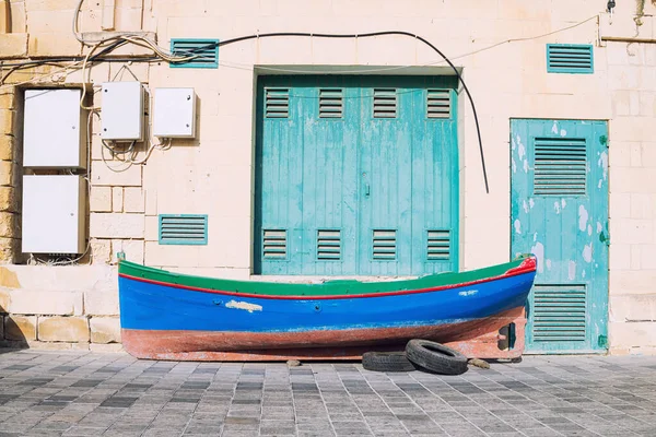 Kleurrijk Malta Traditionele Vissersboot Stoep Voor Aanlegsteiger — Stockfoto