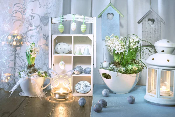 Mavi ve yeşil sümbül çiçekli Paskalya süslemeleri.