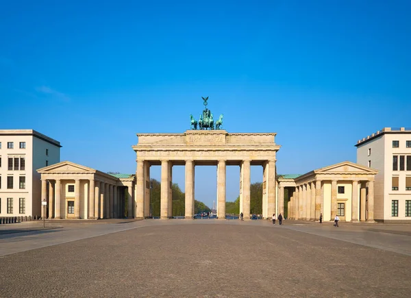 Puerta Brandeburgo Berlín Alemania Día Brillante Con Cielo Azul Tiro — Foto de Stock