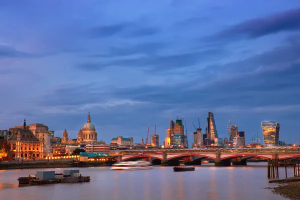 Londra Aydınlattı Akşamları Waterloo Köprüsü Nden Thames Nehrinin Manzarasını Seyretti — Stok fotoğraf