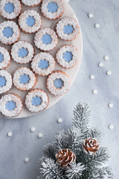 Blomma Linzer Cookies Med Blå Glasyr Vit Marmor Styrelse Som — Stockfoto