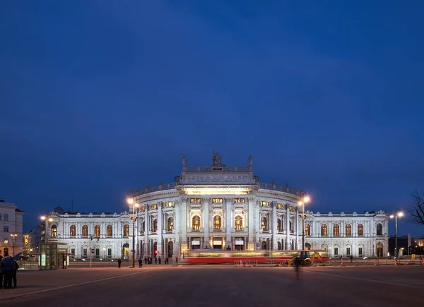 奥地利维也纳皇家宫廷剧场 Burgtheater 夜景全景 — 图库照片