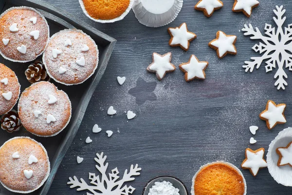 Pohled Shora Stůl Cukrem Posypanými Muffiny Polevou Cukrovinkami Vánoční Hvězdy — Stock fotografie