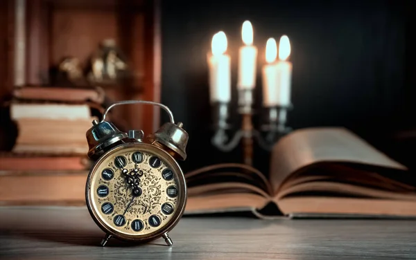 Vintage Alarm Clock Showing Five Twelve Wooden Table Study Room — Stock Photo, Image