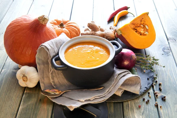 Soupe Épicée Crème Citrouille Assaisonnée Gingembre Oignon Ail Piment Tient — Photo