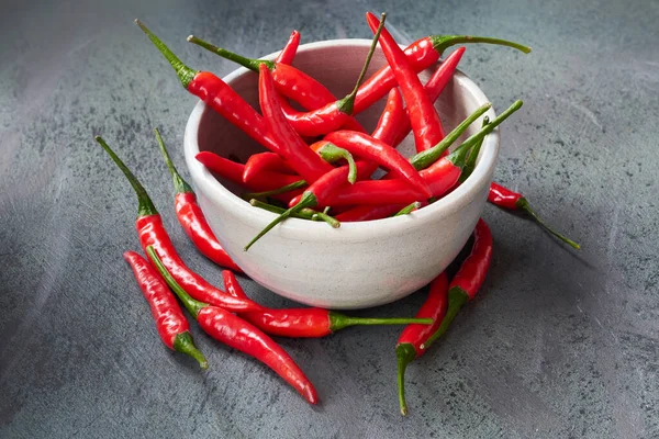 Primer Plano Los Chiles Rojos Picantes Tazón Cerámica Sobre Una — Foto de Stock