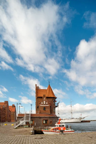 Reddingsboot Voor Historisch Bakstenen Gebouw Hafeninsel Stralsund Noord Duitsland — Stockfoto