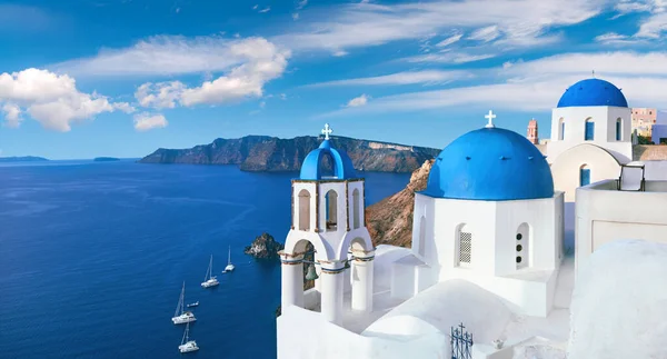 Kościół Niebieską Kopułą Miejscowości Oia Wyspa Santorini Grecja Panoramiczny Obraz — Zdjęcie stockowe
