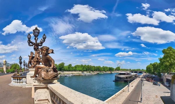 巴黎亚历山大港桥的全景画像 上面雕刻着一个男孩骑着一条鱼和河岸的一部分 — 图库照片
