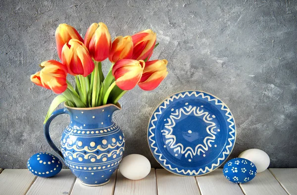 Tulipanes Rojo Amarillos Jarra Cerámica Azul Con Huevos Pascua Sobre — Foto de Stock