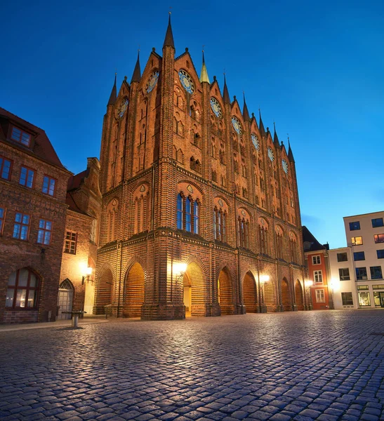 德国北部Stralsund的老市政厅和St Nicolas教堂 — 图库照片