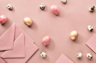 Paskalya düzlüğü bıldırcın yumurtaları, tebrik kartları ve zarflarla kaplıydı.