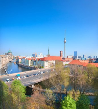 Baharda güneşli bir günde Berlin 'in merkezinin havadan görünüşü. Nehir Spree ve Alexanderplatz TV kulesi dahil panoramik görüntü