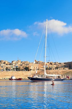 Yelkenli gemi Valetta körfezine parlak bir günde Valetta 'nın geleneksel mimarisini görerek giriyor.