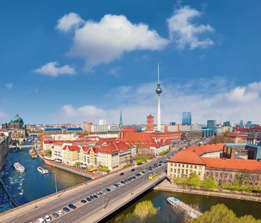 Nehir Spree ve Alexanderplatz 'daki televizyon kulesi de dahil olmak üzere, bahar aylarında Berlin' in ortasındaki panoramik hava manzarası.