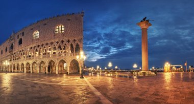Doge Sarayı, Doge Sarayı ve St. Marco Meydanı 'nın panoramik manzarası Venedik, İtalya' da yağmurlu bir gece.