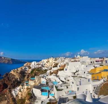 Oia köyü, Santorini adası, Yunanistan, aydınlık bir günde, panoramik görüntü