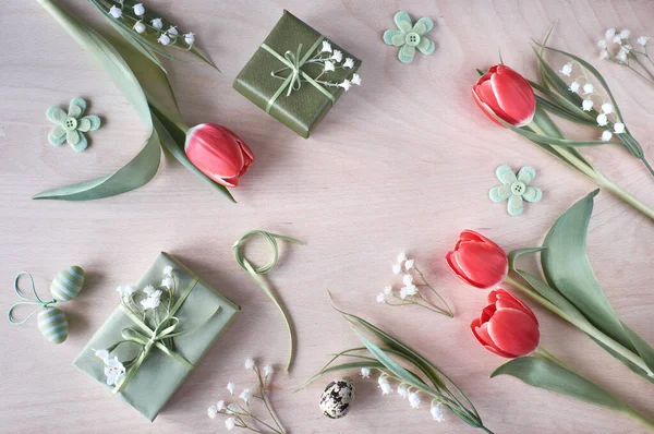 Vista Aérea Mesa Madera Clara Con Decoraciones Primaverales Regalos Envueltos —  Fotos de Stock