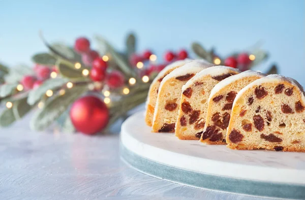 Natale Stollen Sfondo Bianco Blu Festivo Con Bacche Luci Natale — Foto Stock