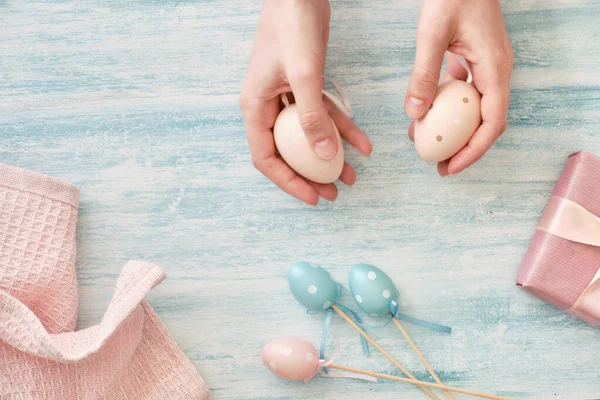 Paskalya Düzlüğü Pastel Renklerle Kaplıydı Paskalya Yumurtaları Kadınların Elinde Açık — Stok fotoğraf