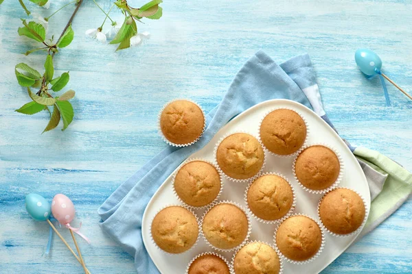 Pose Plate Printemps Pâques Avec Assiette Muffins Citron Œufs Massepain — Photo
