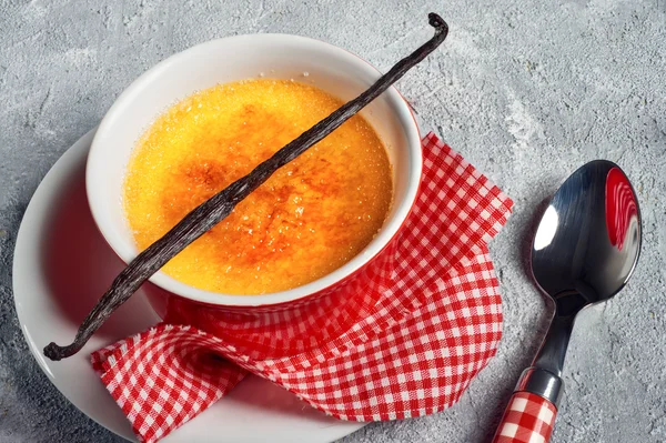 Creme Brulee Crème Brulee Verbrande Room Versierd Met Vanillestokje Rood — Stockfoto