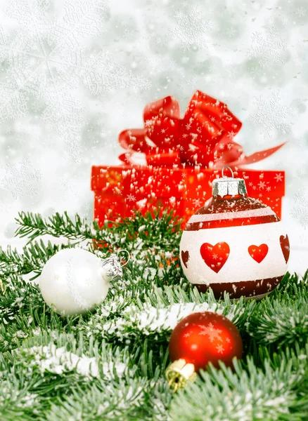 红色和白色圣诞装饰品和礼品盒上抽象背景 — 图库照片