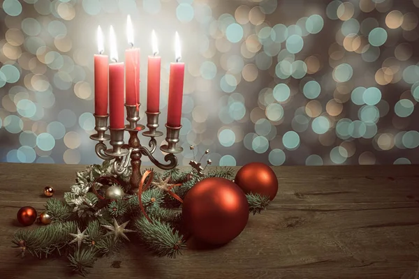Disposizione Natalizia Con Candele Albero Natale Decorato Tavolo Legno Spazio — Foto Stock