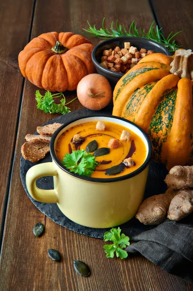 Sopa Calabaza Picante Con Jengibre Cebolla Servida Taza Con Aceite — Foto de Stock