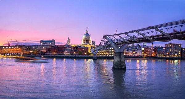 Londen Bij Zonsondergang Millennium Bridge Leidt Naar Verlichte Paul Cathedral — Stockfoto