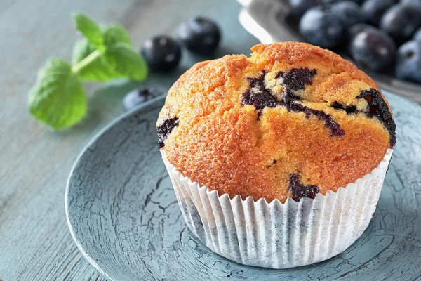 Nahaufnahme Auf Muffin Mit Blaubeeren Und Grünen Minzblättern Auf Grauem — Stockfoto