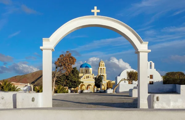 Båge Kyrka Och Klocktorn Oia Byn Santorini Grekland Ljus Solig — Stockfoto