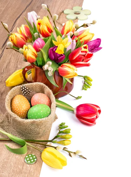 Kleurrijke Paasrand Met Bos Tulpen Paaseieren Hout Witte Achtergrond Diepe — Stockfoto