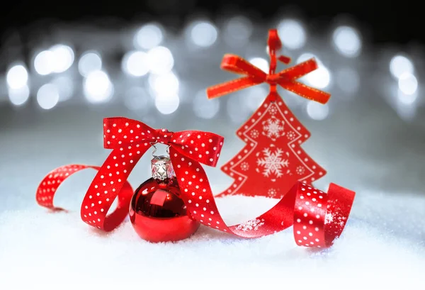 Röd Julgranskula Neutral Vinterbakgrund Med Texten God Jul Vitt Bildtexten — Stockfoto