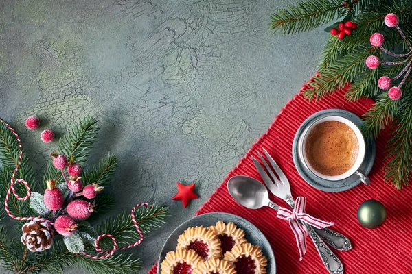 Flat Lay Com Decorações Natal Verde Vermelho Com Bagas Bugigangas — Fotografia de Stock