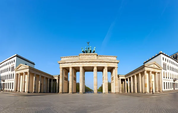 Puerta Brandeburgo Berlín Alemania Día Brillante Con Cielo Azul Tiro — Foto de Stock