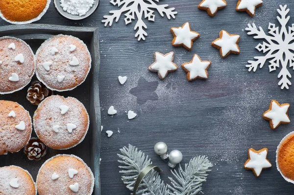 Ovanifrån Bordet Med Socker Beströdda Muffins Fondant Glasyr Och Christmas — Stockfoto