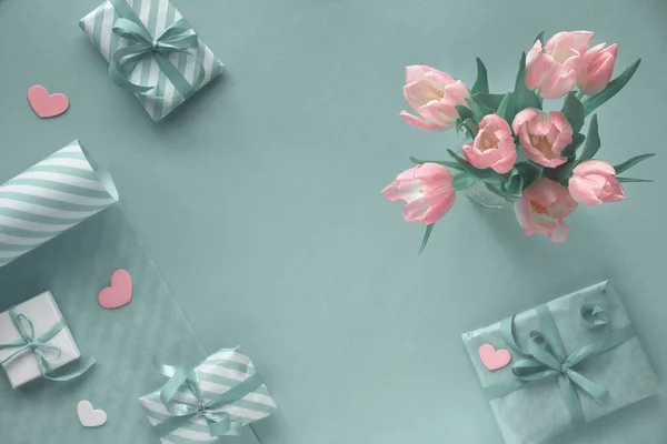 Niebieskie Tło Różowymi Tulipanami Papier Pakowy Paski Pudełka Prezentami — Zdjęcie stockowe