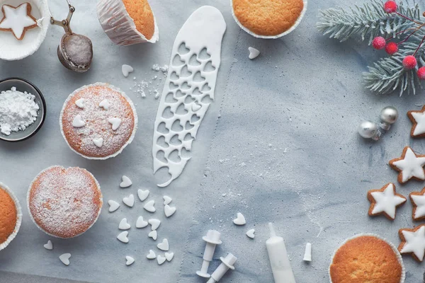 Vista Superior Mesa Com Muffins Polvilhados Com Açúcar Cereja Fondant — Fotografia de Stock