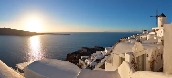 Solnedgång Över Santorini Grekland Traditionell Kyrka Lägenheter Och Väderkvarnar Oia — Stockfoto