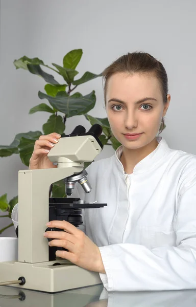 Jovem histopatologista ou estudante trabalha com microscópio — Fotografia de Stock