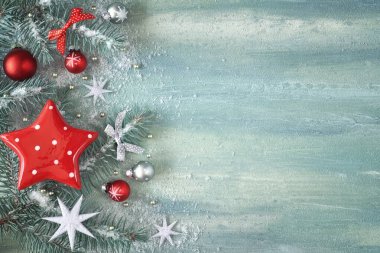 Noel arkaplanı köknar dalları, açık yeşil ıvır zıvırlar ve si