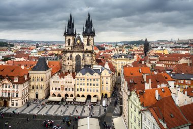 Prag, yağmurlu bir gün ana meydanında