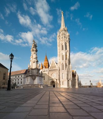 Matthias kilise ve Budapeşte'kutsal üçlü heykeli